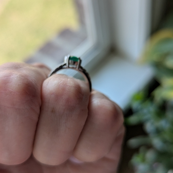 18k Diamond and emerald ring size 7 - Picture 5 of 10